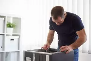 Técnico informático de Tancra reparando ordenador a domicilio en Barcelona