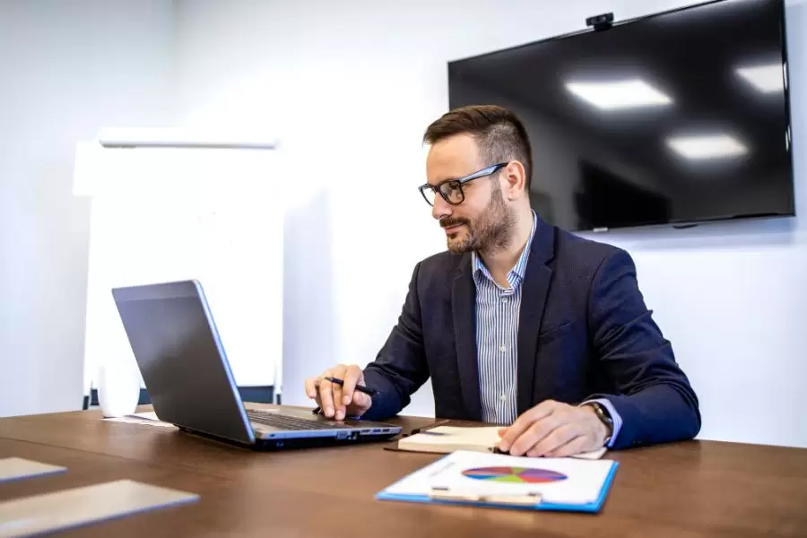 persona mirando portátil